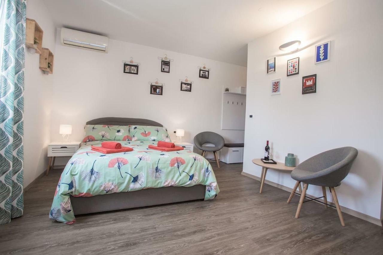 Caprice Studio Apartment Porec Bagian luar foto